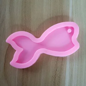 Vue détaillée du moule en silicone rose en forme de queue de poisson pour résine