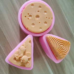 Detailansicht von rosa Silikonformen für Käsekuchen-Deko und Aromatherapie-Gips