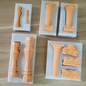 Vista detallada de varios moldes de silicona de columnas romanas para fondant y decoración pasteles.