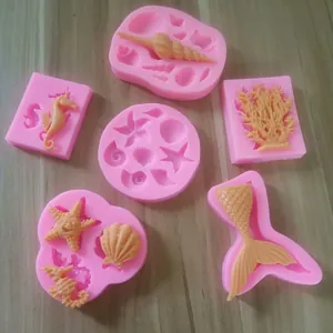 Vista dettagliata di stampi in silicone rosa tema marino con campioni di vita marina.