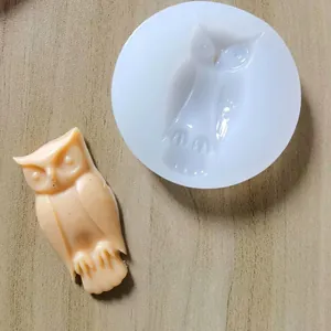 Vista dettagliata dello stampo in silicone a forma di gufo con pezzo in cera o cioccolato