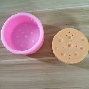 Detail einer runden Silikonform für Käseform mit fertigem orangefarbenem Modell