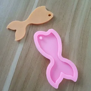 Détail du moule en silicone en forme de queue de sirène pour porte-clés en résine.