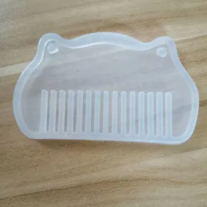 Primer plano de molde de silicona para peine de resina DIY
