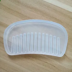 Vista detallada del molde de silicona semitransparente para peines de resina DIY