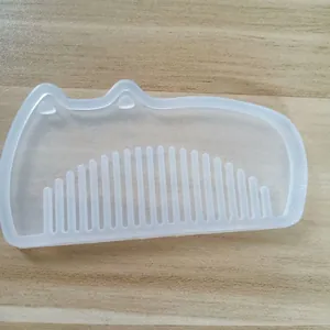 Detalle de un molde de silicona traslúcido para peine de resina retro hecho a mano