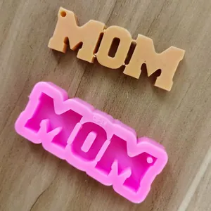 Detailansicht der rosa Silikon-MOM-Buchstabenform mit einem hellbraunen Harzmuster