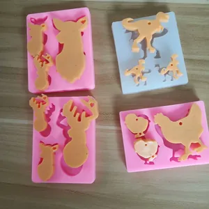 Vue détaillée de moules en silicone pour porte-clés DIY en forme de renne et de dinosaure
