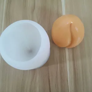 Vista dettagliata dello stampo in silicone 3D a forma di pesca con prodotto.