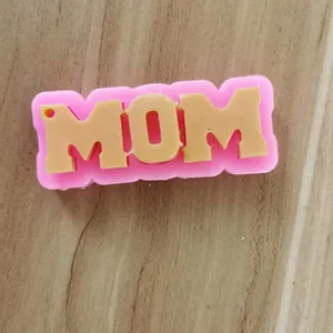 Detailansicht der rosa Silikon-MOM-Alphabetform für Harz-Schlüsselanhänger