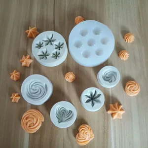 Vista dettagliata di vari stampi da forno in silicone con forme a cuore e stella