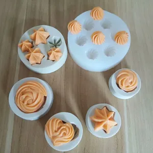 Vista dettagliata di vari stampi in silicone per meringhe a forma di cuore e stella