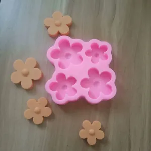 Vue détaillée du moule en silicone fleur 3D rose à 4 cavités et formes de fleurs