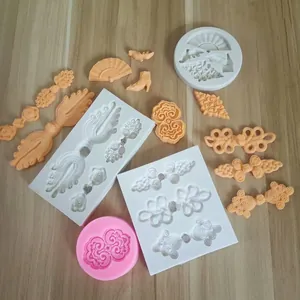 Dettaglio degli stampi in silicone per nodi e ventagli cinesi con pezzi fondenti