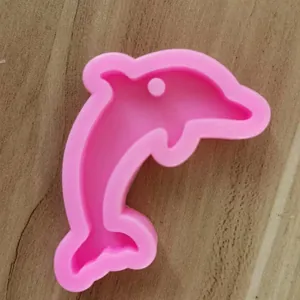 Detailansicht der rosa Silikonform in Delfinform für Harzhandwerk und DIY Schlüsselanhänger