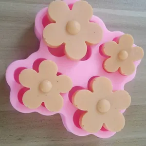 Vue détaillée du moule en silicone à 4 cavités et 5 pétales pour décoration