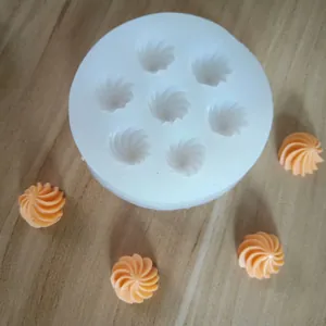 Dettaglio dello stampo da forno in silicone bianco con 8 cavità a spirale per dolci