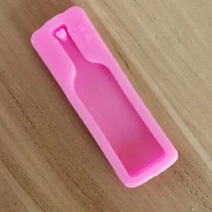 Professionelle Silikonform für Weinflaschen aus Epoxidharz mit Herzdetail in Rosa