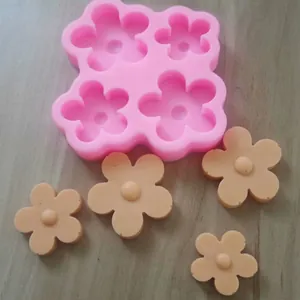 Vue détaillée d'un moule en silicone fleur avec des formes de fondant finies