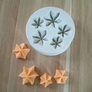 Vista dettagliata dello stampo in silicone a forma di stella con dolcetti all'arancia