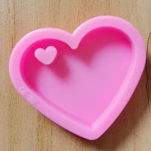 Detailopname van een roze hartvormige siliconen mal met een klein hartje aan de binnenkant