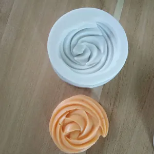 Vista dall'alto di stampo in silicone bianco e dolce a spirale arancione