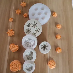 Vista dettagliata di vari stampi da forno in silicone bianco con forme a stella e spirale