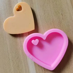 Gedetailleerd beeld van een hartvormige siliconen mal met beige hars ambacht
