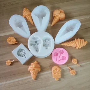 Vista detallada que muestra varios moldes de silicona para helados y piruletas en madera.
