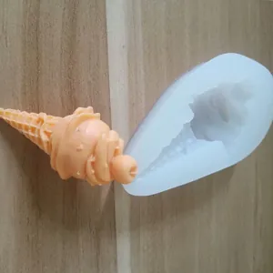 Primer plano de un molde de silicona para conos de helado y su muestra naranja final.