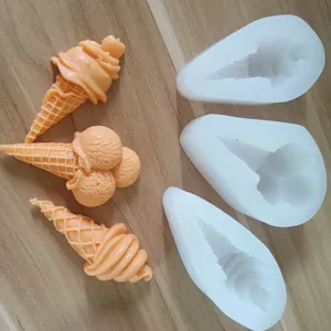 Vista detallada de tres moldes de silicona para conos de helado con productos acabados.