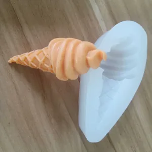 Detalle de un molde de silicona blanco para cono de helado con un producto de resina naranja.