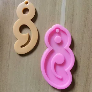 Detailansicht der rosa Semikolon Silikonform mit einem beigen Harz Fertigstück