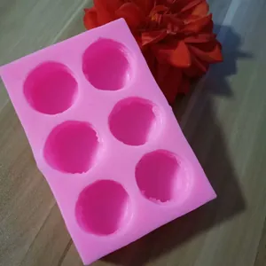 Detailopname van roze siliconen mal met 6 gaten voor macarons en chocolaatjes