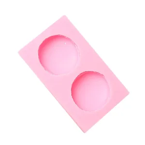 Gedetailleerd overzicht van roze siliconen macaronvorm met 2 gaten voor bakken en meer