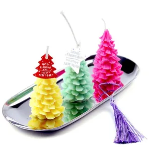 Vista macro dettagliata di candele colorate a forma di albero di Natale 3D su vassoio