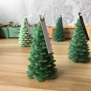 Primo piano di candele a forma di albero di Natale 3D verdi con etichette fatte a mano.