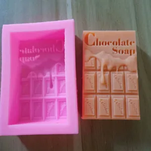 Vista dettagliata dello stampo in silicone rosa e del sapone a forma di cioccolato