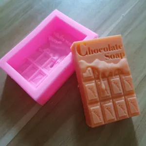 Vista dettagliata dello stampo in silicone rosa per sapone al cioccolato finito