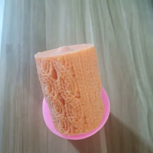 Vue détaillée de la texture tricotée sur une bougie cylindrique en moule silicone