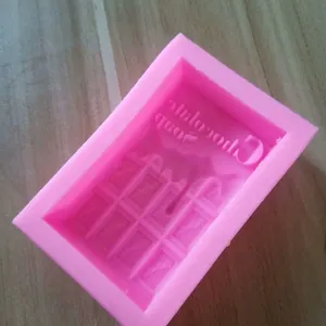 Dettaglio dello stampo in silicone rosa per cioccolato e sapone con testo inciso