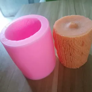 Vue détaillée d'un moule en silicone rose et d'une bougie finie au motif de tricotage