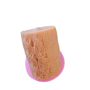 Moule en silicone cylindrique à texture tricotée pour bougies et savons.