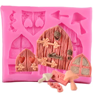 Makrodetail einer Pilzhaus-Silikonform mit fertigen Fondant-Hüttentüren und -Fenstern