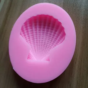 Detailweergave van het schelpenpatroon in een roze siliconen bakvorm voor DIY