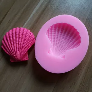 Gedetailleerd overzicht van roze siliconen mal voor schelpen en afgewerkt 3D-harsstuk.