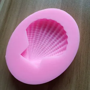 Detail van roze siliconen mal in de vorm van een schelp voor DIY bakken