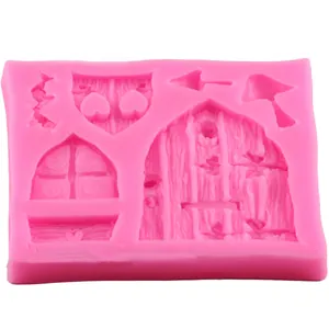 Detailansicht der rosa Silikonform mit Hohlräumen für Haus-, Tür- und Fenstermuster.