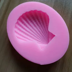 Gedetailleerde weergave van een roze siliconen mal in de vorm van een sint-jakobsschelp