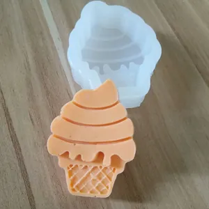 Primer plano del molde de silicona para helados DIY con detalle de jabón naranja